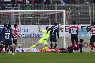 La scène de l'autogoal de Morgan Poaty pour le 1-0 pour Winterthour. KEYSTONE/CHRISTIAN BEUTLER